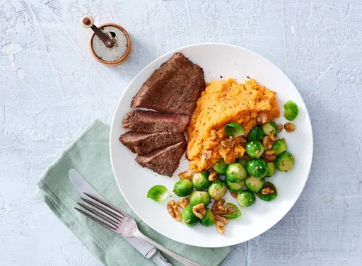 Bieflapjes met spruiten en zoete-aardappelpuree