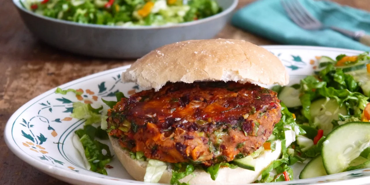 Bataatburger op een broodje met Oosterse sla