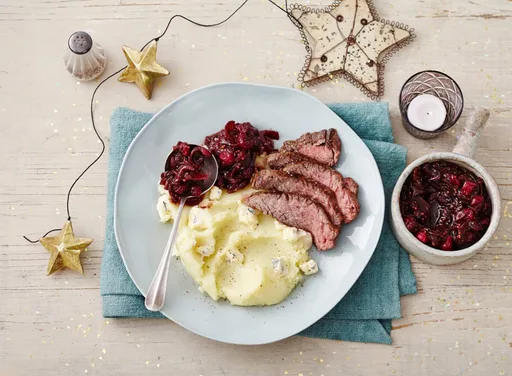 Bavette met cranberry-uienchutney en blauwekaaspuree.