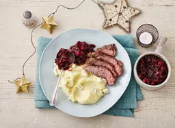 Bavette met cranberry-uienchutney en blauwekaaspuree.
