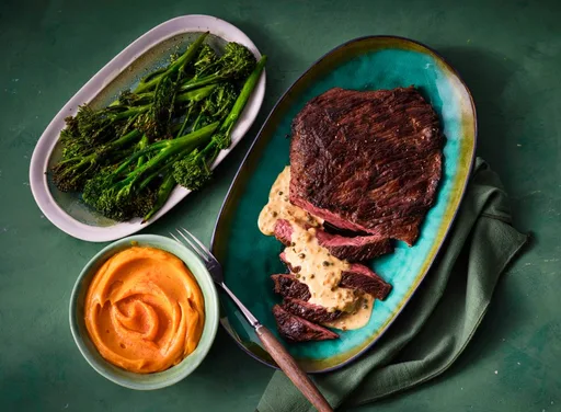 Bavette met miso-peperroomsaus en bimi