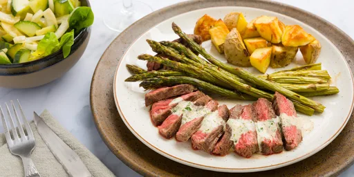 Bavette met dragonsaus, groene asperges, gebakken aardappels en kropsla
