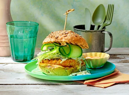 BBQ-visburger met spitskool, wortel en srirachamayo