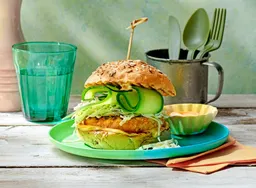 BBQ-visburger met spitskool, wortel en srirachamayo