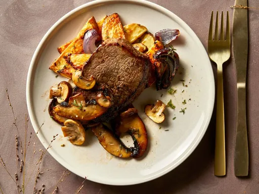 Biefstuk met paddenstoelen en aardappeltjes