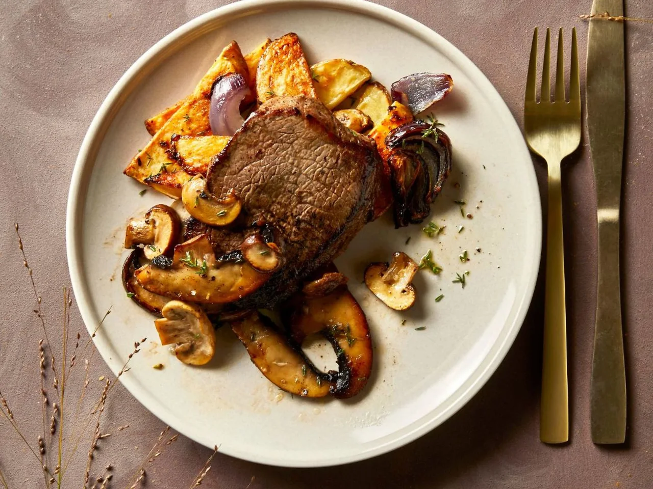 Biefstuk met paddenstoelen en aardappeltjes