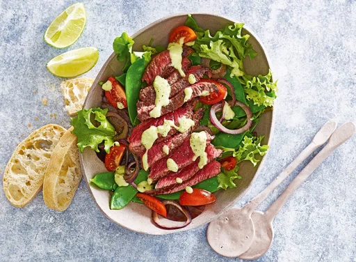 Biefstuksalade met avocado-chimichurridressing