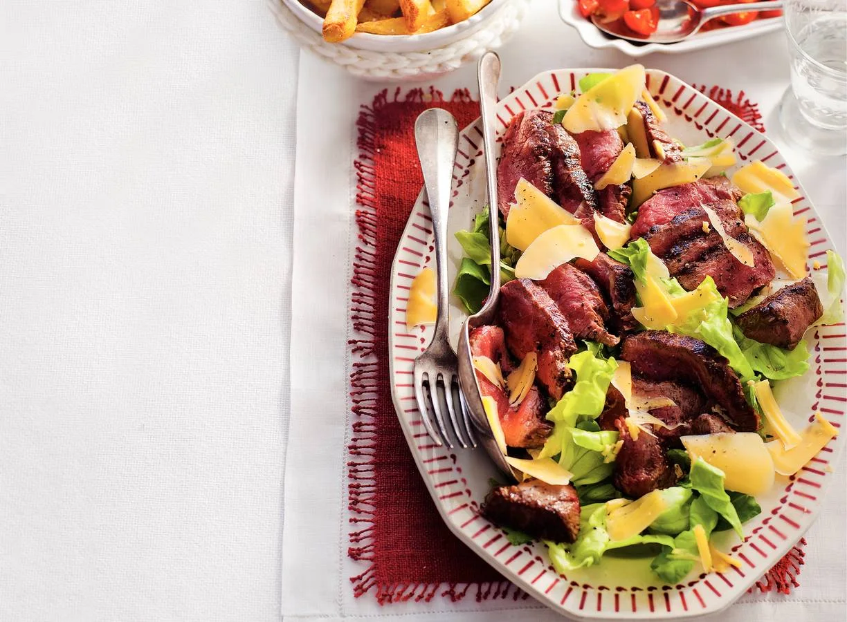 Biefstuk met kaas en tomatensalade