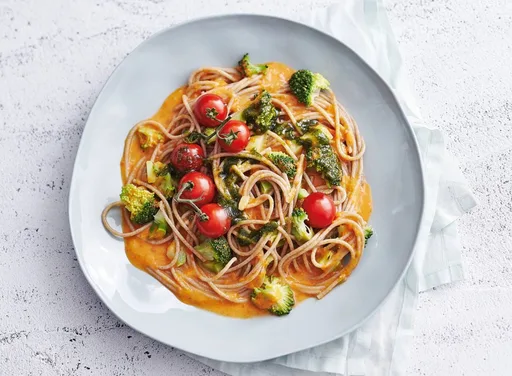 Biologische volkorenspaghetti met amandelpesto