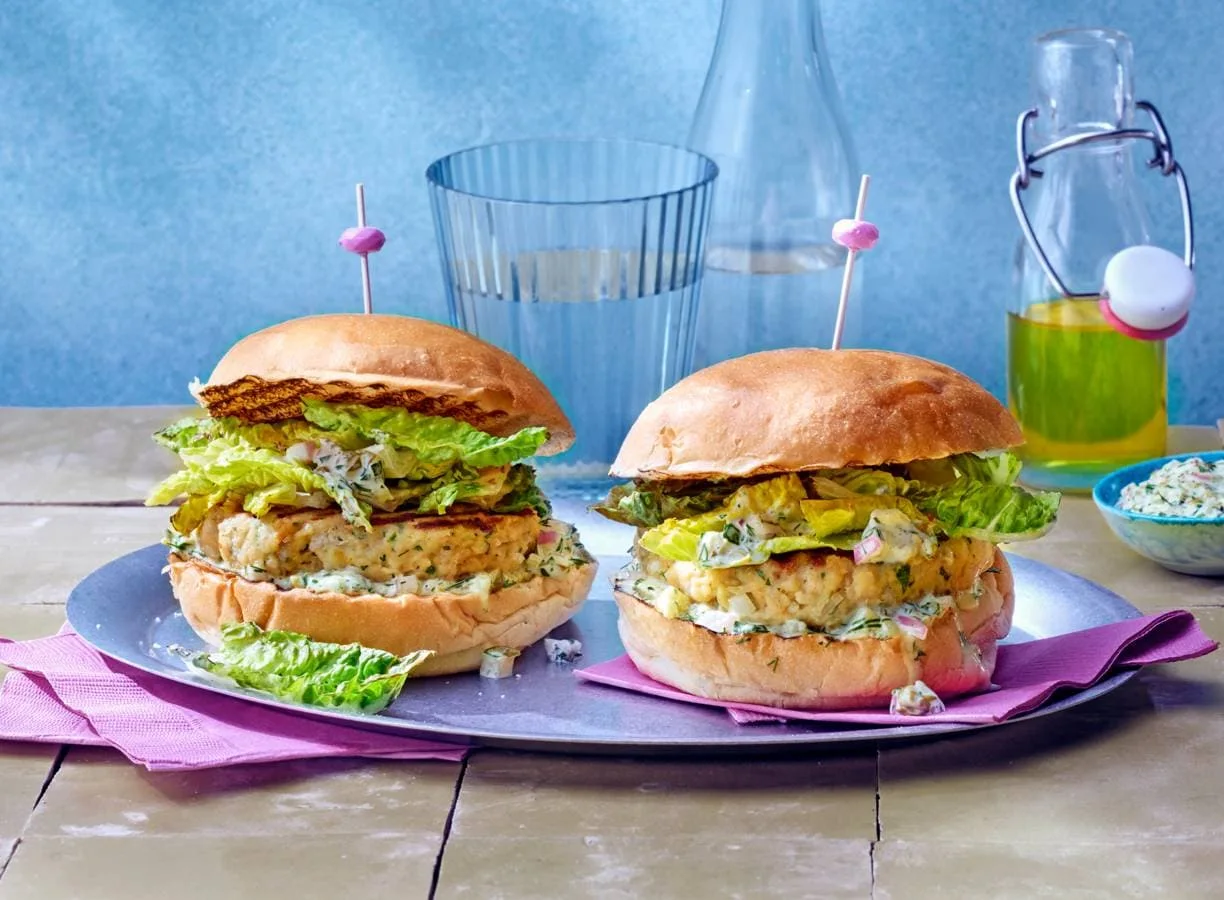 BBQ-kipburger met bonen, ui en ravigotesaus