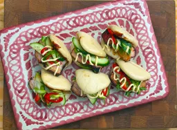 Bao buns met krokant buikspek en hoisin-glaze van de BBQ van Hugo Kennis