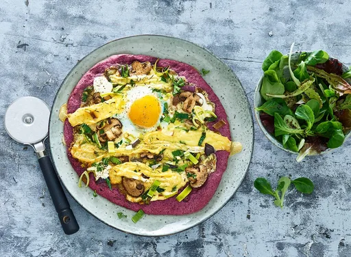 Bietenpizza met paddenstoelen, Franse kaas en gebakken ei