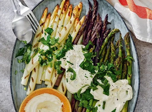 BBQ asperges met whipped feta en kruidensalade