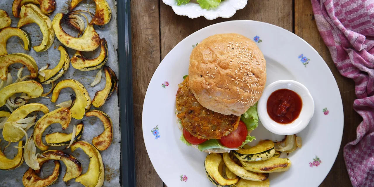 Beantastic burger op een broodje met tomaat en sla met geroosterde sweet dumpling