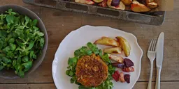Beantastic burger op een bedje van veldsla met geroosterde bieten, pastinaak en aardappels