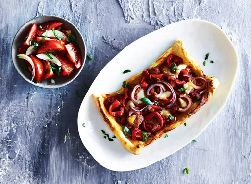 Bladerdeegpizza met worst en mozzarella