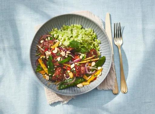 Biefstukpuntjes met wokgroente en broccolirijst