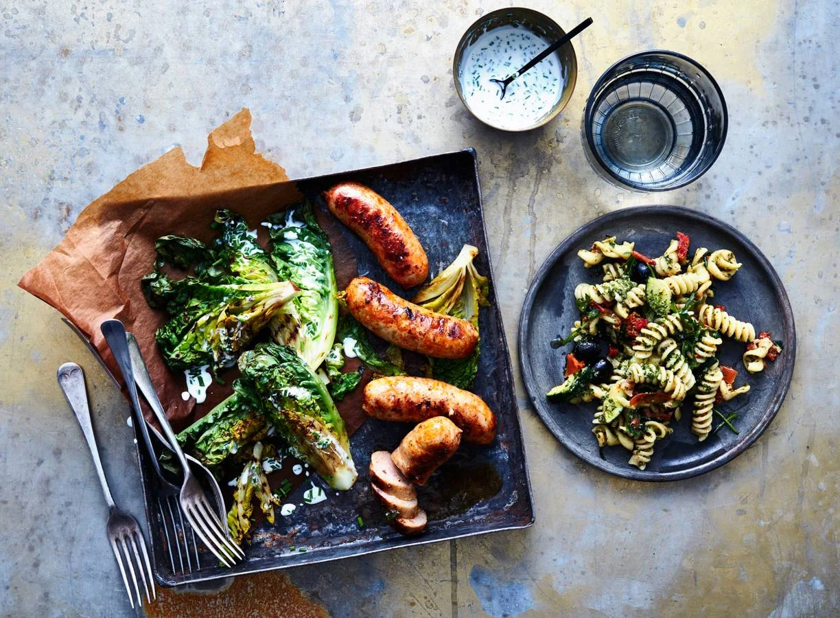 BBQ-worst met gegrilde romainesla en ranch-dressing
