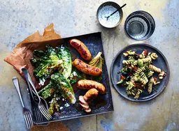 BBQ-worst met gegrilde romainesla en ranch-dressing