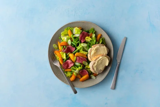Biefsalade met aardappelpartjes en stokbrood