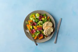 Biefsalade met aardappelpartjes en stokbrood