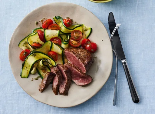 Biefstuk met ovenaardappelen tomaat- en courgettesalade
