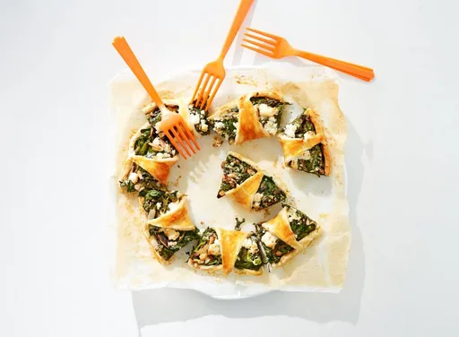 Bladerdeeghapjes met feta en spinazie