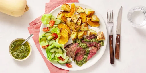 Bavette met salsa verde, pompoen en aardappel uit de oven en sla