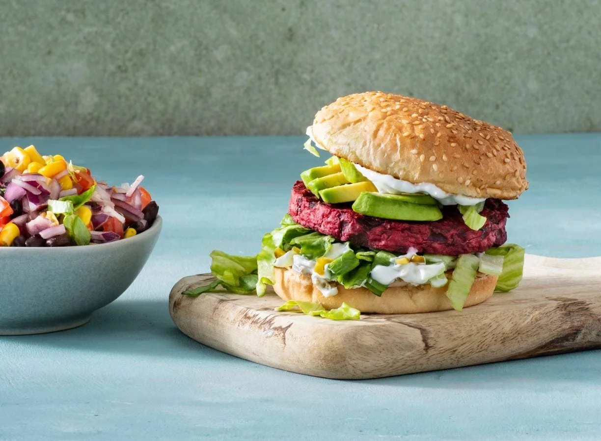 Bietenburger met zwartebonen-maissalade en jalapeño