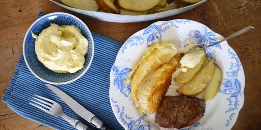 Biefstuk met gesmoorde spitskool en homemade ovenfrietjes en mayonaise
