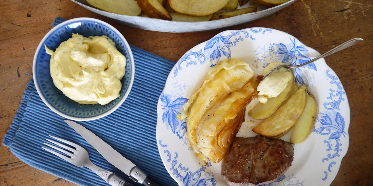 Biefstuk met gesmoorde spitskool en homemade ovenfrietjes en mayonaise
