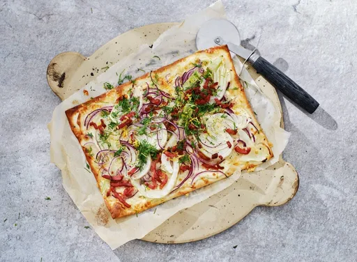 BBQ flammkuchen met spekjes en venkel