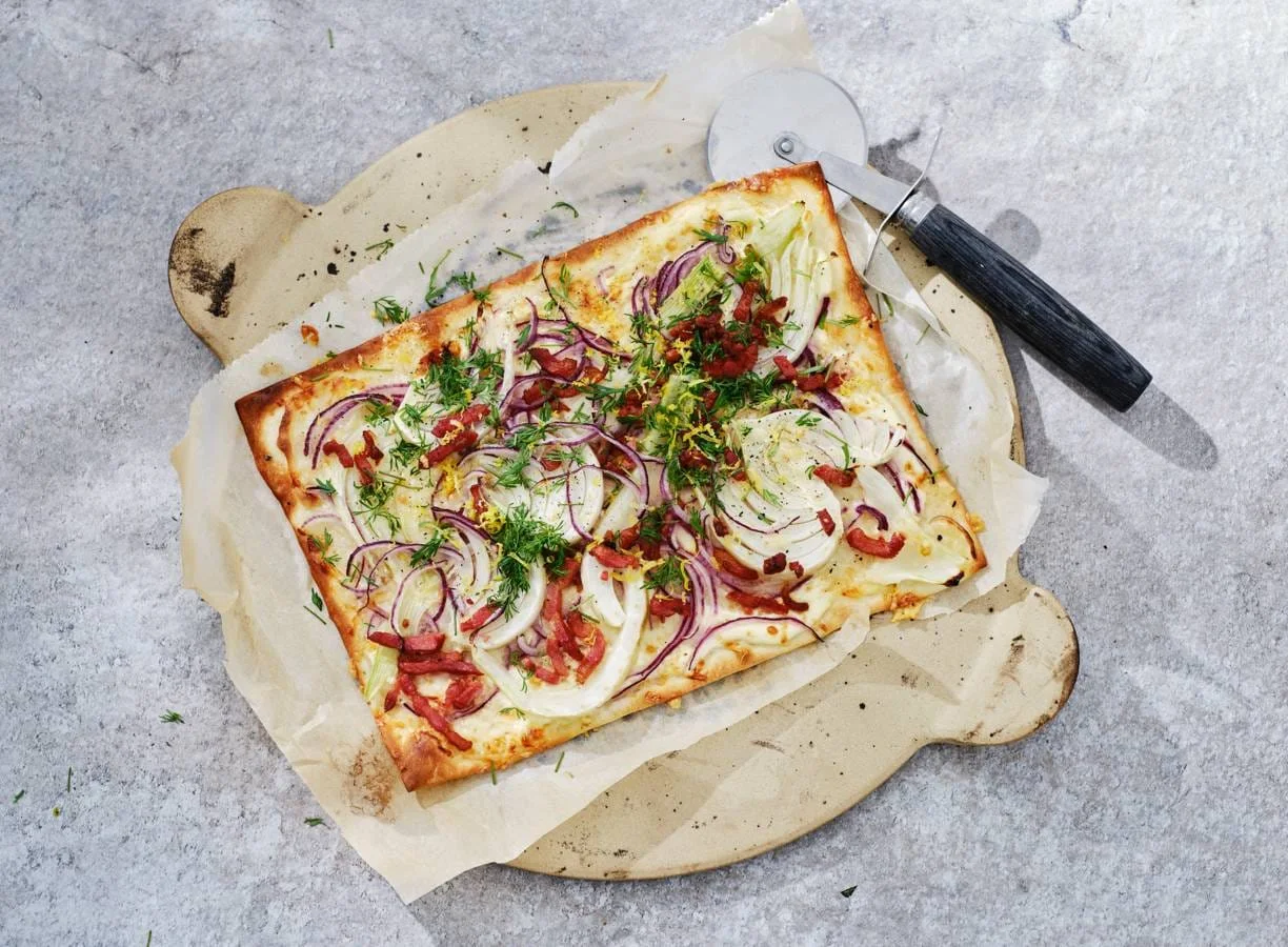 BBQ flammkuchen met spekjes en venkel