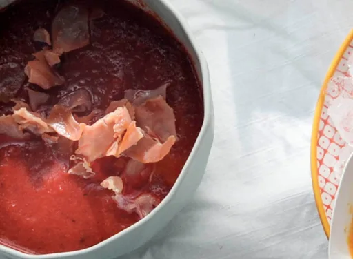 Bietengazpacho met serranoham