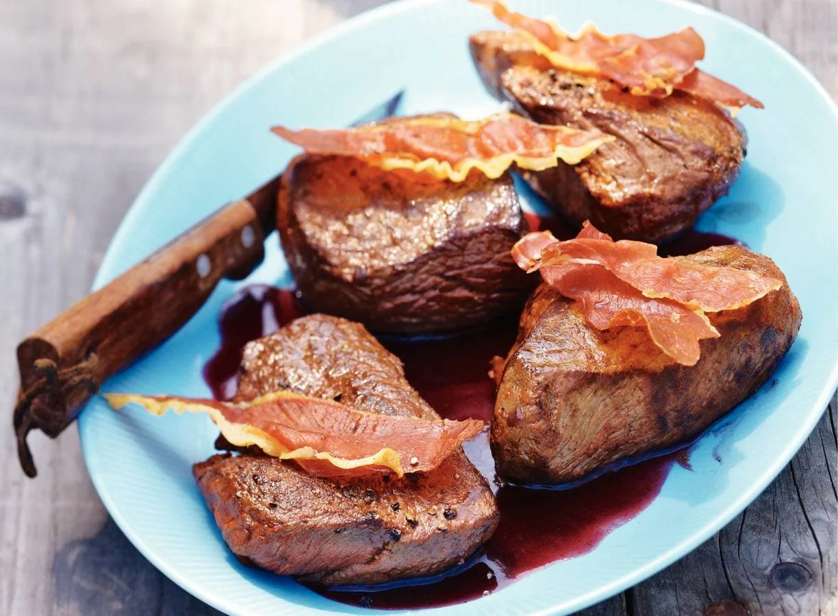 Biefstuk met rodewijnsaus en ham