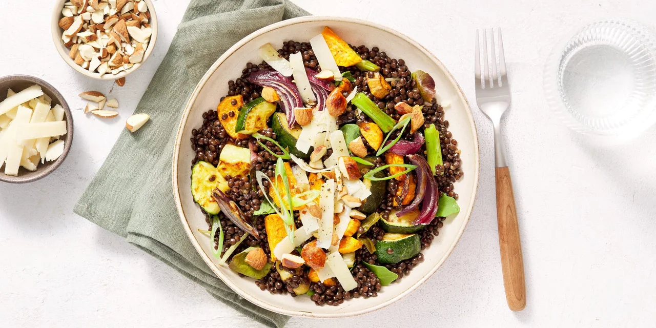 Belugalinzen met bataat, rode ui, courgette, Hollandse geitenkaas, babyleaf en amandelen