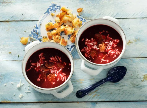 Bietensoep met geitenkaascroutons