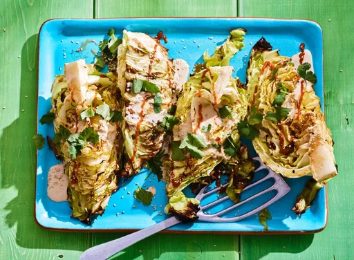 BBQ gegrilde spitskool met miso-glaze en cashew