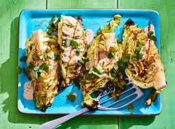 BBQ gegrilde spitskool met miso-glaze en cashew