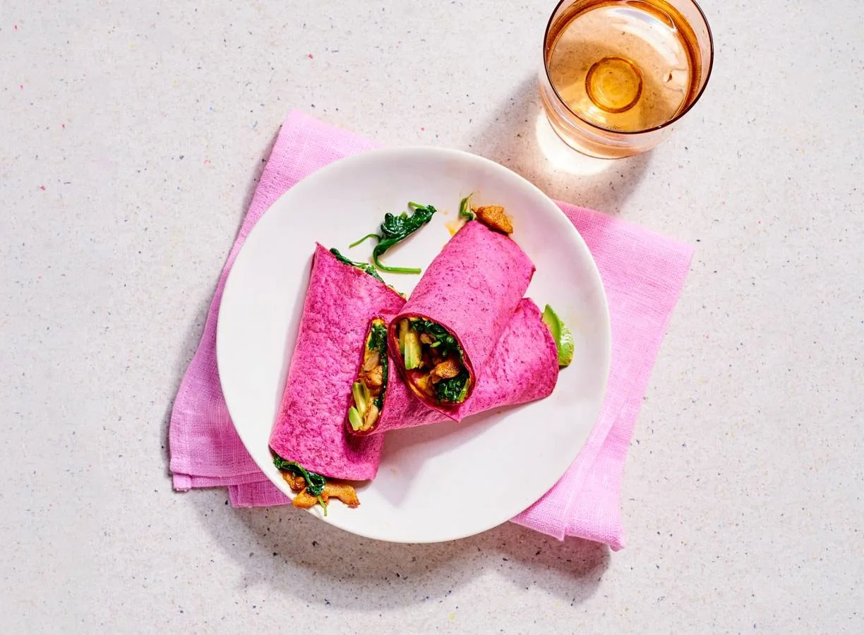Bietenwrap met spinazie, pikante hummus en avocado