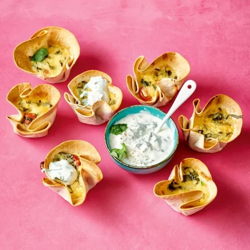 BBQ-quiches met tomaat, yoghurt en basilicum