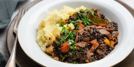 Belugalinzen- en groentenstoof met miso, wortelpeterseliepuree en gebakken oesterzwammen.