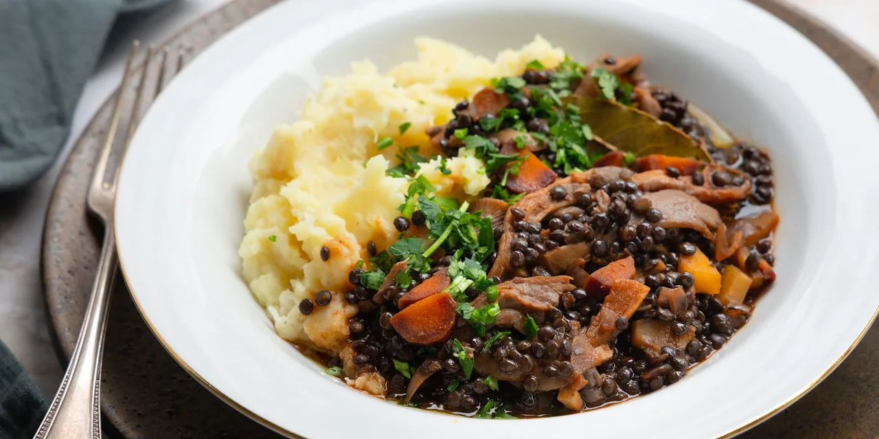 Belugalinzen- en groentenstoof met miso, wortelpeterseliepuree en gebakken oesterzwammen.