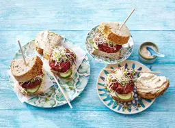 Bietenburgers met hummus en pittige kiemgroente