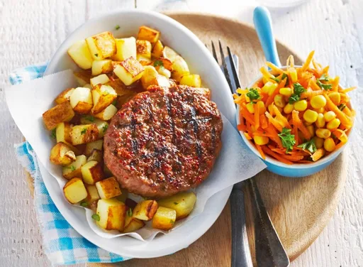 Beefburger met gebakken knoflookaardappelen