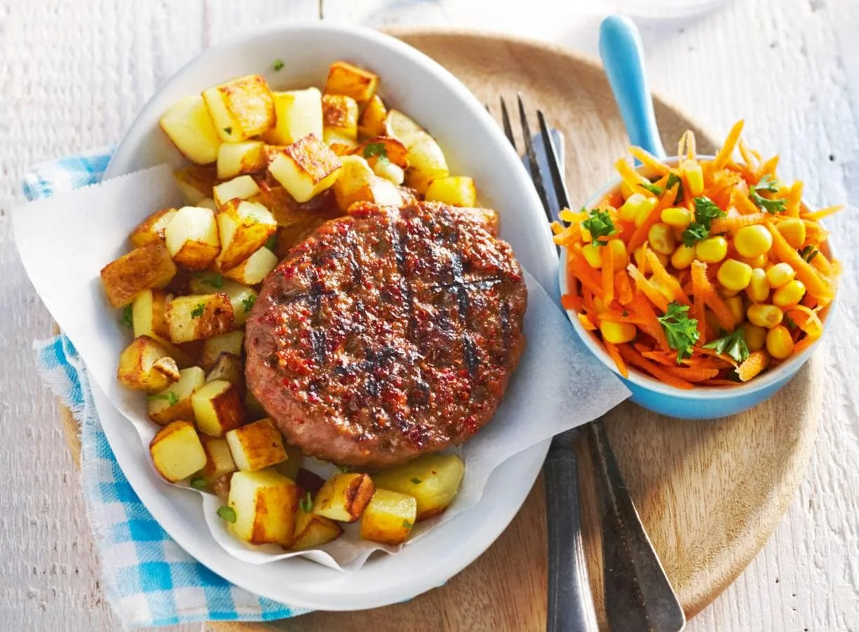 Beefburger met gebakken knoflookaardappelen