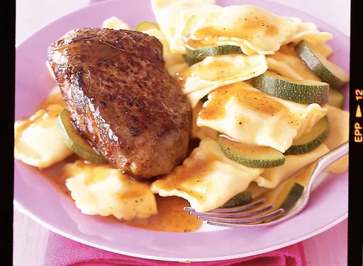 Biefstuk met saliejus en ravioli