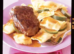 Biefstuk met saliejus en ravioli