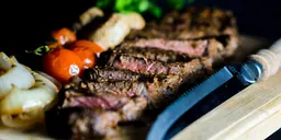 Bavette met aardappel-bataatwedges, gegrilde little gemsla en snelle aioli