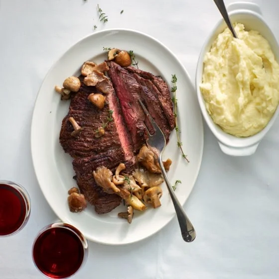 Bavette met gebakken paddenstoelen en tijm